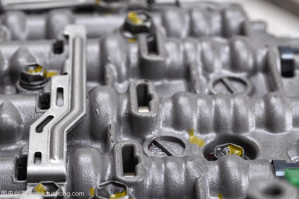 機械部分與金屬部件及液壓閥的協同作用